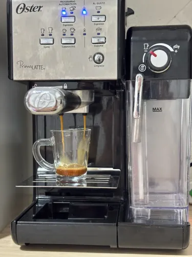 Cafeteira Espresso Oster Prima Latte - Café em pó ou cápsulas
