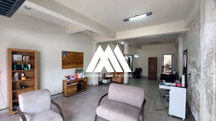 Vendo casa em Itaúna com 262m² e 02 pontos comerciais em ótima localização