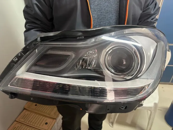 Farol Mercedes C180 2011