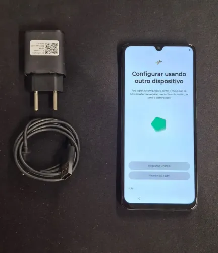 Vendo celular novo, nunca foi usado. Motivo: ganhei de presente, sem necessidade. 