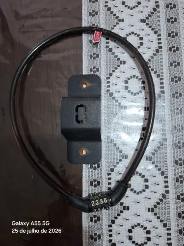 Cadeado com segredo + suporte metálico.