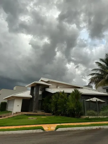 Casa alto Padrão no Portal do Sol Golf, com 3 Suites e Semi-Mobiliada. Próximo ao Autodram