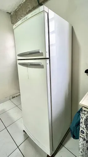 GELADEIRA EM PERFEITO ESTADO FUNCIONANDO PERFEITAMENTE - OPORTUNIDADE 