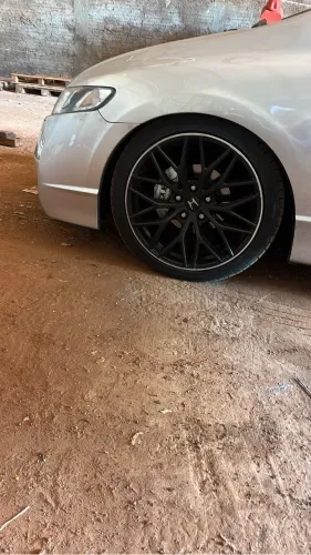 Jogo de roda aro 18 + pneus 225/40R18 com 80% de vida útil 