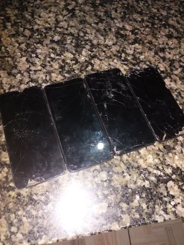 4 celular com a tela quebrada