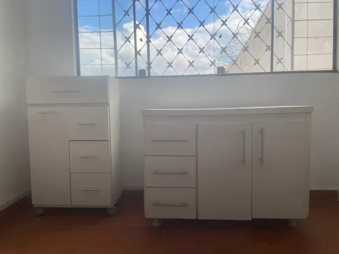 Móvel balcão escritório e móvel estreito gavetas juntos
