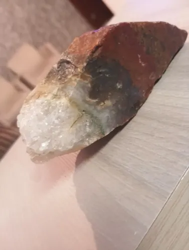 Pedra mineral bruta com quartzo e jaspe 
