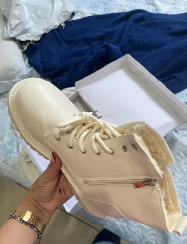 Bota coturno off white tratorada 