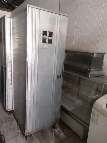 Armário de Pão com 20 Assadeiras