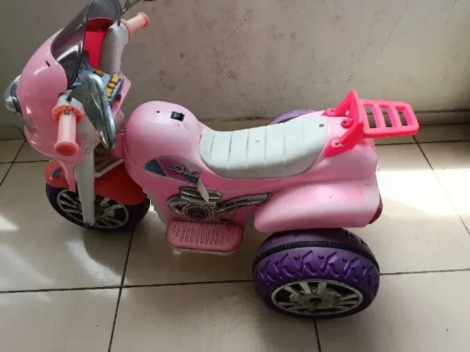 Vendo motoca infantil elétrica menina. ESTÁ PRECISANDO DA FONTE PARA CARREGAR A BATERIA.