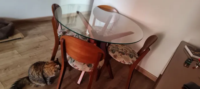 Mesa base madeira com tampo vidro e 4 cadeiras