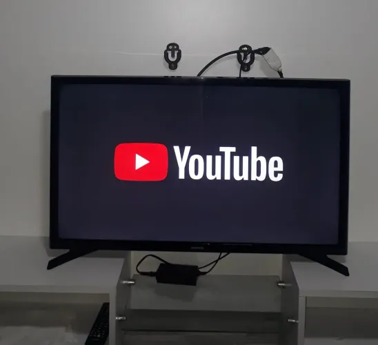 Smart TV 32" LED HD Samsung  Sistema Operacional Tizen, Wi-Fi<br>Com controle e pezinho