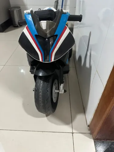 Moto elétrica infantil com defeito 