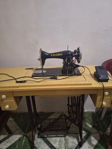 VENDO Máquina de Costura Elgin com Gabinete e Motor. A vista, sem parcelamento.