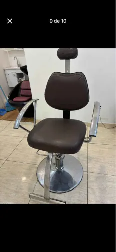 Vende se cadeira de barbeiro , e lavatório