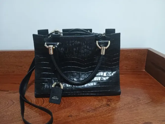 Bolsa grande de couro croco preta Tote pouco usada em excelente condição (Arezzo)