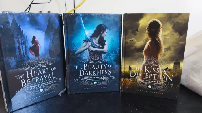 Trilogia Crônicas de Amor e Ódio (Mary E. Pearson) - 2 livros lacrados