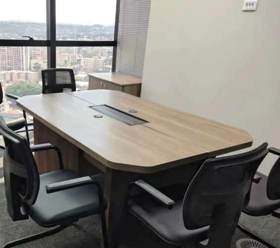 Mesa de escritório com carregamento por indução.