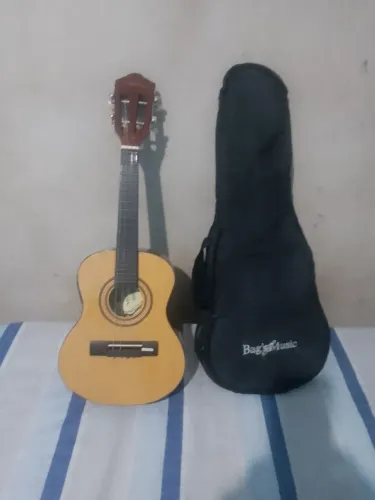 Vendo um ótimo cavaquinho vogga elétrico seme novo único dono