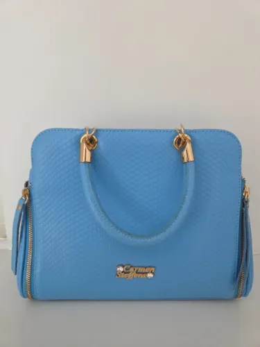 Bolsa de mão azul Carmen Steffens com textura croco e detalhes em dourado