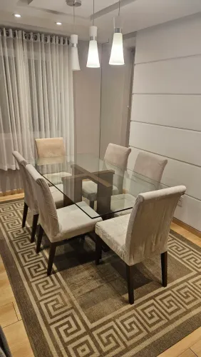 Mesa de vidro com 06 cadeiras estofadas