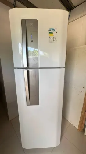 GELADEIRA ELETROLUX FROST FREE GELO SECO GELANDO PERFEITAMENTE LIGAÇÃO OU WHATSAPP 