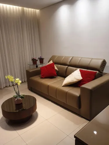 Sofá líder interiores de couro retrátil . 2.20 metros