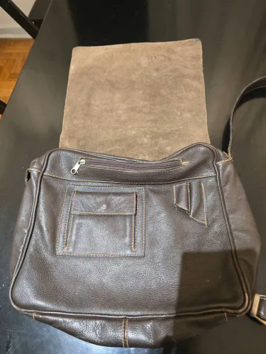 Bolsa executiva de couro, em excelente estado, super conservada (23x27cm)