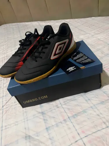 Chuteira Umbro Nova