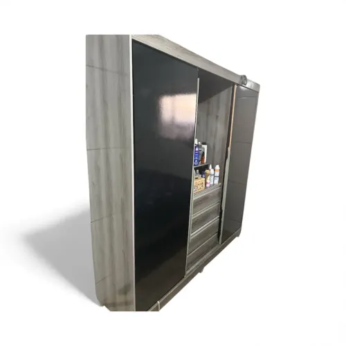 Guarda-roupa de casal em ótimo estado, com design moderno e funcional.