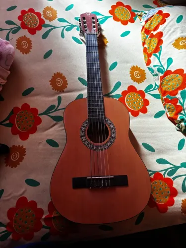 Violão bem conservado