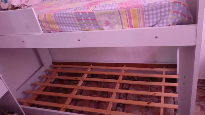Cama beliche com escada e proteção na lateral