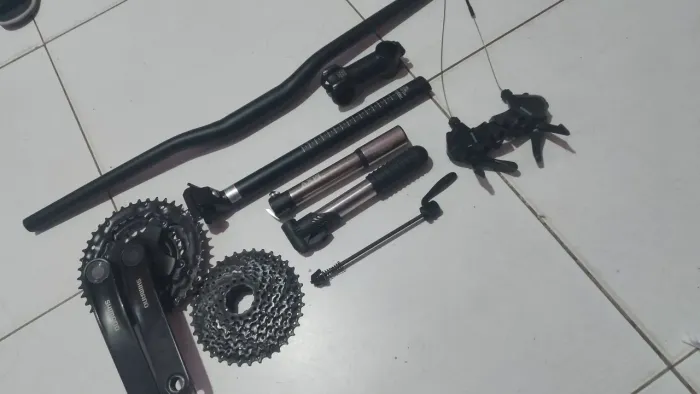 Guidão, mesa ,pé de vela catraca K7 ,câmbio dianteiro,eixo ,passadores SHIMANO