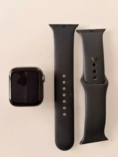 Apple Watch 4 40mm. Acompanha 6 pulseiras . Sem cabo carregador.
