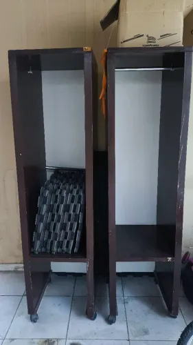 Expositor de roupa em madeira pura e com rodinhas 