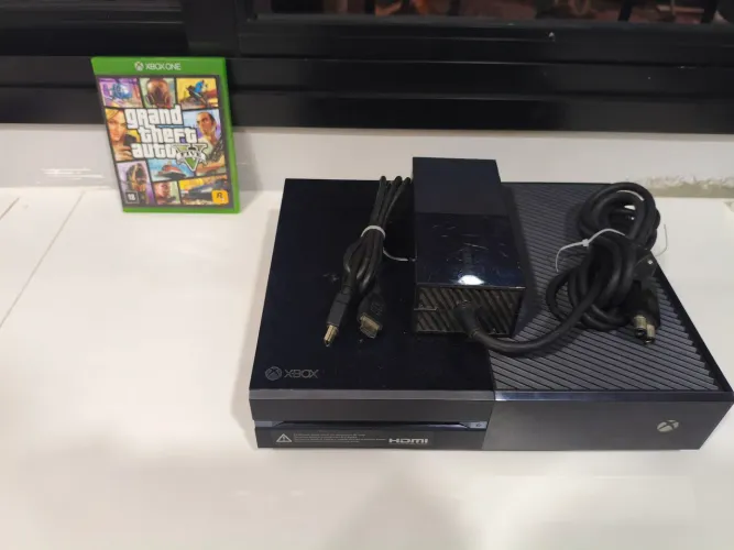 Xbox One Fat 500GB + GTA V Mídia Física (Sem Controle)