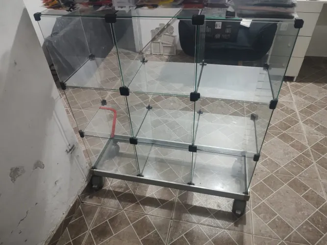 Estou vendendo uma cama elástica e um balcão de vidro e um balcão de grade