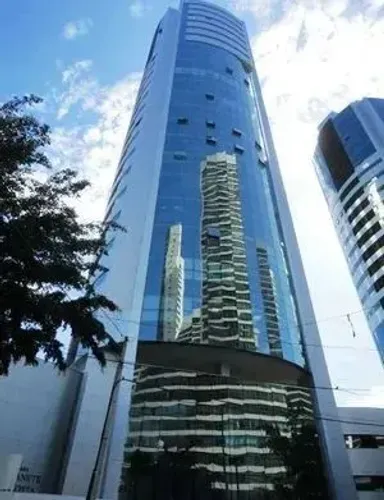 SL 60m, com divisões e alguns armários embutidos, no emp Janete Costa, ao lado do shopping