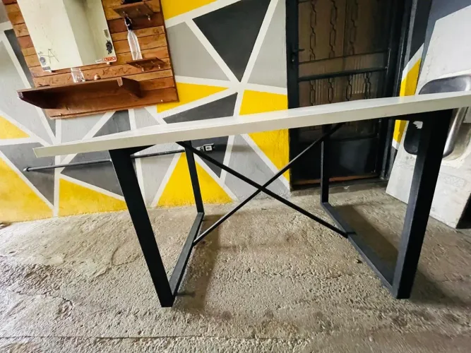Mesa expositora praticamente zerada , mal teve uso , bem abaixo pra sair logo 
