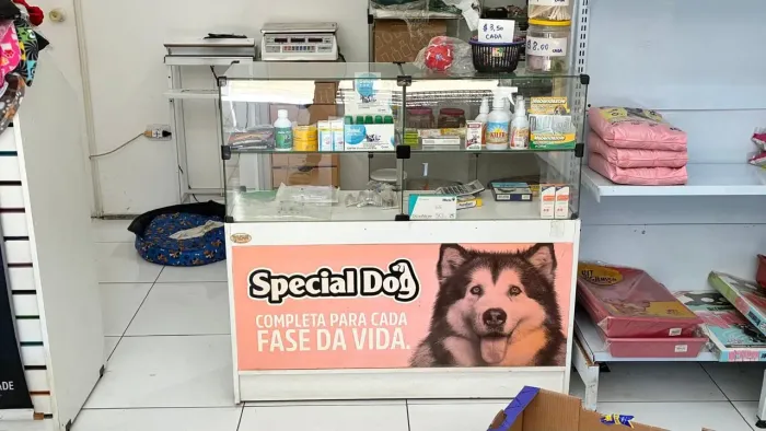 Vendo balcão de loja com mostruario em vidro e armario em MDF embaixo