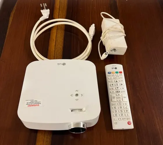 Projetor LG cinebeam + Tela automática 100?