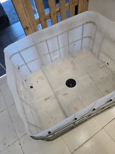 Cestos em plástico e alumínio