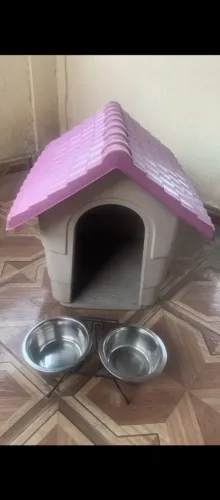 Casinha para cão médio de plástico com comedouro bebedouro inox 