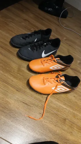 Combo de duas chuteiras Nike e umbro.