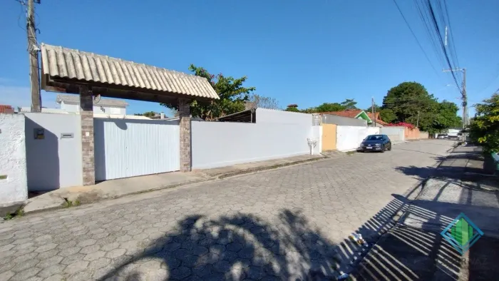Casa com amplo terreno na Praia do Campeche.