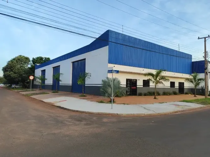 Alugo Galpão/Barracão Comercial 800m² com Escritório e Portões Altos - Três Lagoas
