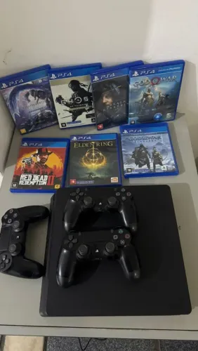 PlayStation 4 slim 500gb com 3 controles usado.