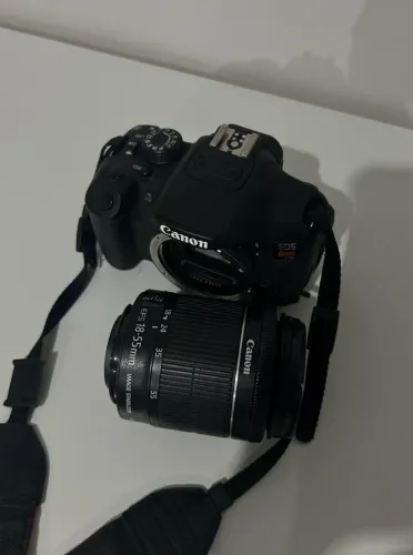 Canon EOS Rebel T5i - 9.500 clicks + carregador e bateria originais