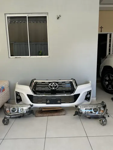Kit parachoque dianteiro/ grade / faróis hilux 2020