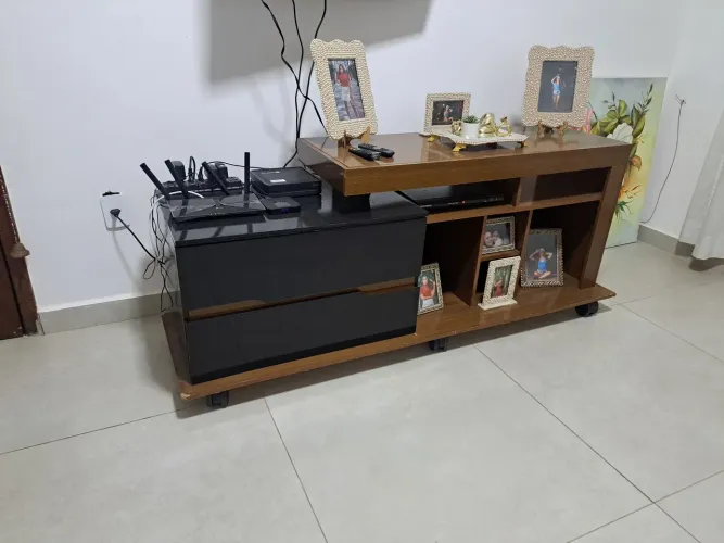 Rack cor tabaco. Comp.: 1.77cm e larg.: 52cm. Conservado. Retirar no local. Frete c pessoa